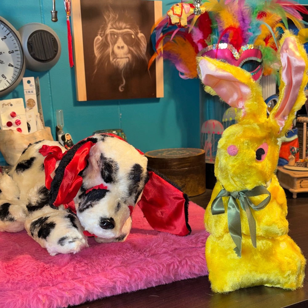 VINTAGE 1950s sleeping dalmatian AND yellow Rabbit plush carnival toy prize. 
D